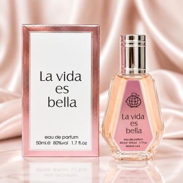 Parfum Arăbesc La Vida es Bella Fragrance World 50 ml, Apă de Parfum Damă, Aromă Floral Fructată Gourmand cu Coacăze Negre, Pară, Floare de Portocal, Iasomie, Iris, Patchouli, Boabe de Tonka, Pralină și Vanilie
