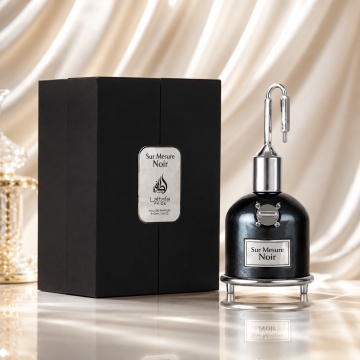 Parfum Arăbesc Lattafa Pride Sur Mesure Noir 100 ml, Apă de Parfum Damă, Aromă Intensă Lemnoasă și Condimentată cu Elemi, Pimento, Ambră, Scorțișoară, Cedru și Nucșoară
