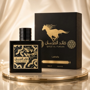 Parfum Arăbesc Qaed Al Fursan Lattafa 90 ml, Apă de Parfum Bărbat, Aromă Oriental Lemnoasă cu Ananas, Șofran, Iasomie, Balsam de Brad, Oud, Ambră și Note Lemnoase