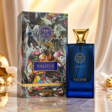 Parfum Arăbesc Abraaj Valour Fragrance World 100 ml, Apă de Parfum Bărbat, Aromă Lemnos Condimentată Masculină cu Grapefruit, Bergamotă, Piper, Cedru, Geranium, Lavandă, Paciuli, Ambră, Mosc și Vetiver