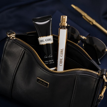 Set Cool Girl 2x35 ml, Apă de Toaletă Damă 35 ml + Cremă de Mâini 35 ml, Aromă Dulce Florală, Cald Condimentată, Vanilată și Ambrată, Note de Migdale, Cafea, Bergamotă, Lămâie, Tuberoză, Iasomie Sambac, Floare de Portocal, Trandafir Bulgăresc, Iris, Tonka - Img 5