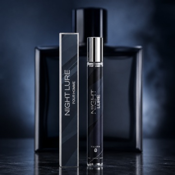 Parfum Night Lure Pour Homme 35 ml, Apă de Parfum Bărbat, Aromă Citrică Lemnoasă, Aromatică și Proaspăt Condimentată, Format Compact, Note de Grapefruit, Lămâie, Mentă, Piper Roz, Ghimbir, Iasomie, Tămâie, Cedru, Vetiver, Lemn de Santal și Mosc Alb