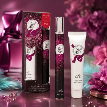 Set Ricci Ricci 2x35 ml, Apă de Toaletă Damă 35 ml + Body Lotion 35 ml, Aromă Floral Fructată, Verde și Lemnoasă, Note de Rubarbă, Bergamotă, Datură, Tuberoză, Trandafir, Paciuli și Lemn de Santal