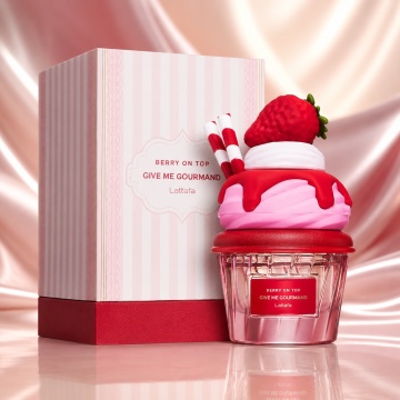 Parfum Arăbesc Berry On Top Lattafa 75 ml, Apă de Parfum Damă, Aromă Floral Fructat Gurmandă cu Căpșună, Frișcă, Zahăr, Flori Albe, Vanilie și Mosc