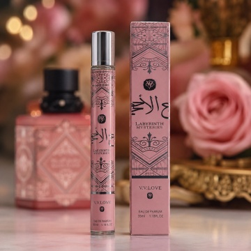 Parfum Damă Arăbesc Labyrinth Mysteries 35 ml V.V. Love, Inspirat de Noble Blush Lattafa, Aromă Dulce Pudrată cu Lapte de Trandafiri, Bezea, Migdale, Vanilie, Mosc și Lemn de Santal