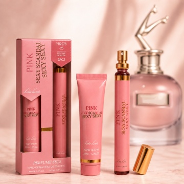 Set Parfum și Cremă de Mâini Pink Sexy Scandal Lea Luis 2x35 ml, Damă, Aromă Floral Citrică cu Miere, Note de Portocală Roșie, Mandarină, Iasomie, Gardenie, Caramel și Patchouli