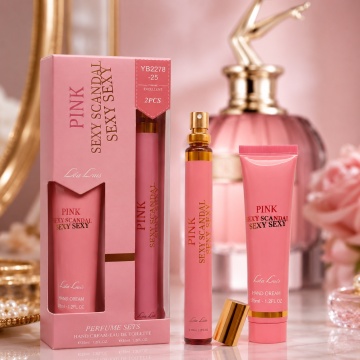 Set Pink Sexy Scandal Sexy Sexy 2x35 ml, Apă de Toaletă Damă 35 ml + Cremă de Mâini 35 ml, Aromă Dulce Florală, Gurmandă și Citrică, Note de Portocală Sângerie, Mandarină, Miere, Gardenie, Floare de Portocal, Iasomie, Piersică, Ceară de Albine, Caramel, P