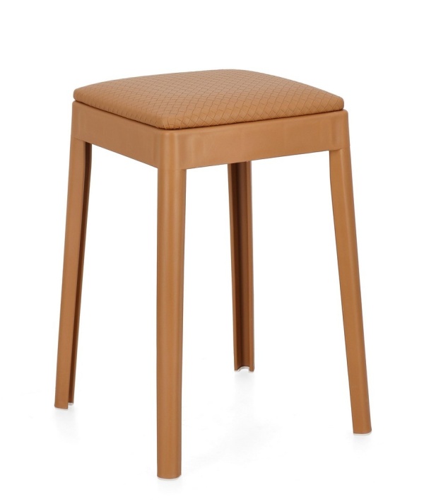 Set de 4 taburete Scooby, din polipropilenă și piele ecologică, cognac, 34x34x49 cm