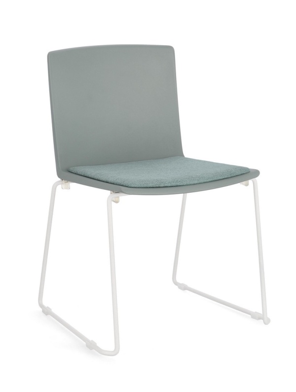Set de 4 scaune Giulia, din plastic cu șezut tapițat și picioare din oțel vopsit epoxidic, alb/verde salvie, 43.5x50x79 cm