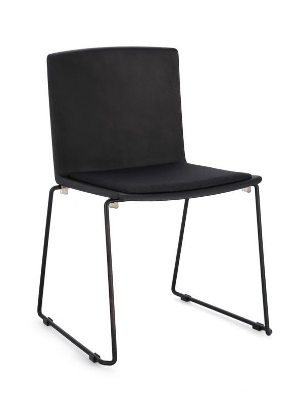 Set de 4 scaune Giulia, din plastic cu șezut tapițat și picioare din oțel vopsit electrostatic, negru, 43.5x50x79 cm
