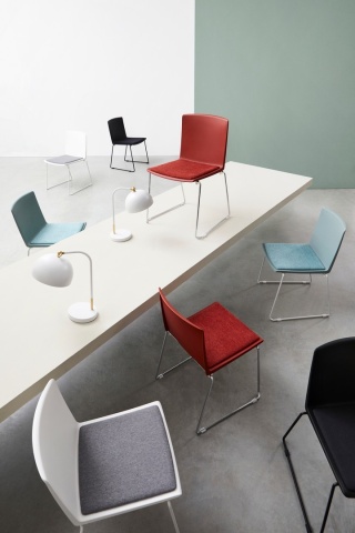 Set de 4 scaune Giulia, din plastic cu șezut tapițat și picioare din oțel vopsit electrostatic, negru, 43.5x50x79 cm - Img 10