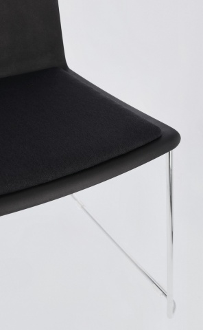 Set de 4 scaune Giulia, din plastic cu șezut tapițat și picioare din oțel cromat, negru, 43.5x50x79 cm - Img 8