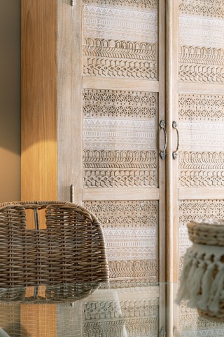 Dulap living Mayra, cu 2 uși, cu decorațiuni sculptate manual, din lemn de mango, 88x40x178 cm - Img 6