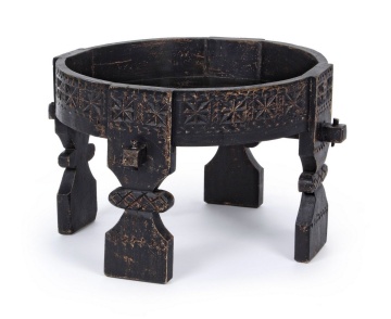 Măsuță de cafea rotundă Yasir, diametru 50 cm, din lemn de mango sculptat negru, finisaj antichizat, 35 cm înălțime