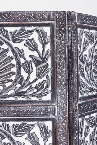 Paravan cu 3 panouri Darika, sculptat manual, din lemn de mango și MDF, finisaj antichizat gri, 150x2,5x180 cm - Img 3