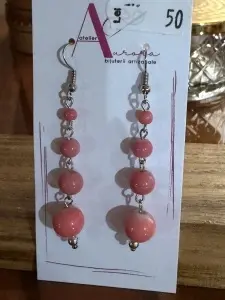 Cercei lungi roz cu mărgele, realizați manual în Atelier Aurora. Un design feminin, delicat și ușor de purtat, creat manual în România.
