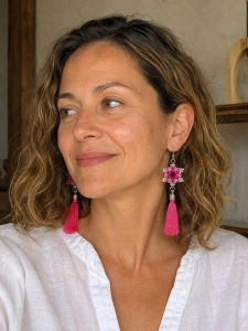 Descoperă cerceii handmade Fucsia Vibrant din Colecția Ciucuri, realizați cu mărgele roz, accente argintii și ciucuri fini în nuanțe intense.