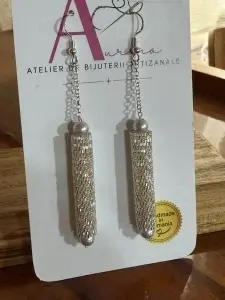 Cercei Tub Argintiu Lumière, realizați manual din mărgele fine argintii, cu perle decorative și lanț delicat. Bijuterii artizanale Atelier Aurora.