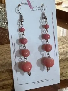 Cercei lungi roz cu mărgele, realizați manual în Atelier Aurora. Un design feminin, delicat și ușor de purtat, creat manual în România.