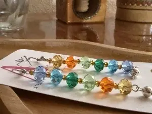 Cercei lungi Curcubeu de Cristal, cu cristale fațetate multicolore și accente aurii