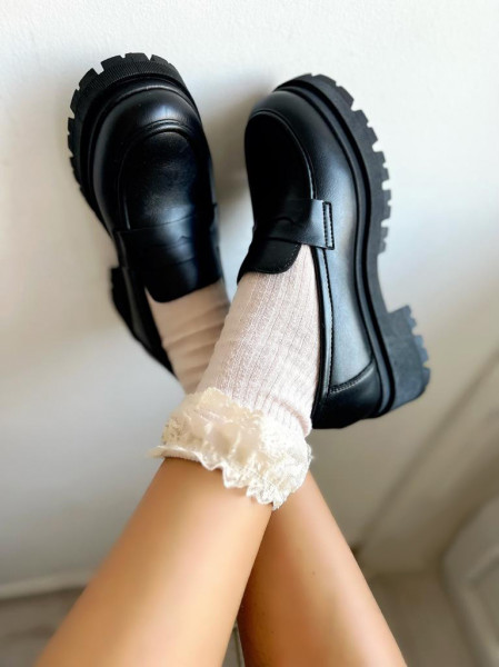 Mocasini negri din piele eco, eleganți și polivalenți, pentru un look potrivit oricărui moment. Stil și confort într-un singur pas
