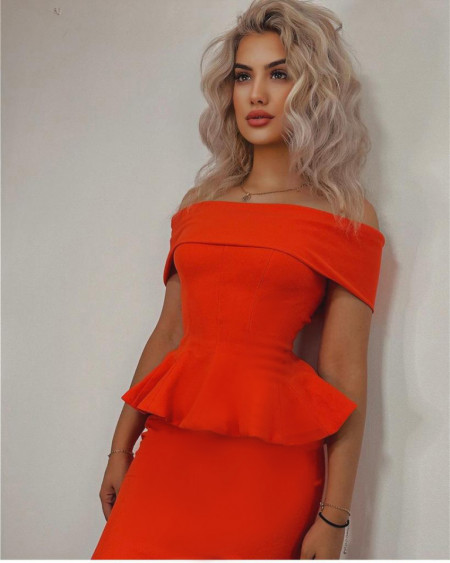 Rochie midi rosie rosu aprins, eleganță cu crapătură subtilă și volane la talie. rochie nunta botez oczaie ieftina