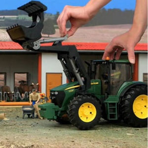 Prednja kašika za traktor 1:16 Bruder 033330 - Img 2