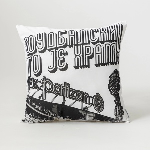 Ukrasni jastuk Partizan Fudbalski to je hram 40x40cm bela crna