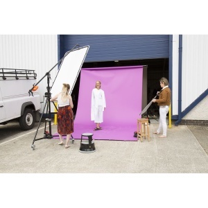 Pozadina za studijsku fotografiju i video produkciju Manfrotto Colorama LL CO198 rolna 2,72x11m ciklama (Fuchsia) - Img 2