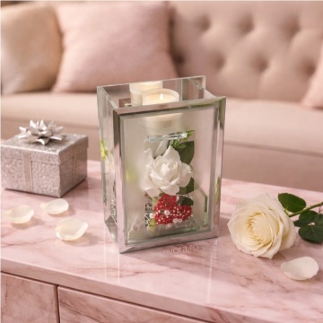 Aranjament floral Lux Trandafir alb in cutie de sticla cu oglinda si lumanare 22x15 cm