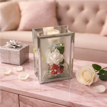 Aranjament floral Lux Trandafir alb in cutie de sticla cu oglinda si lumanare 22x15 cm