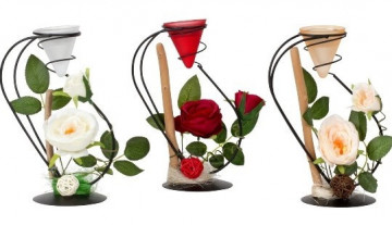 Aranjament romantic Trandafiri rosii si suport de lumanari metalic 24x15 cm