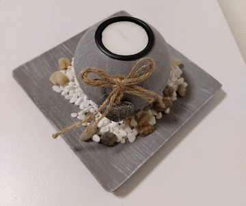 Decoratiune cu suport de lumanare si pietre
