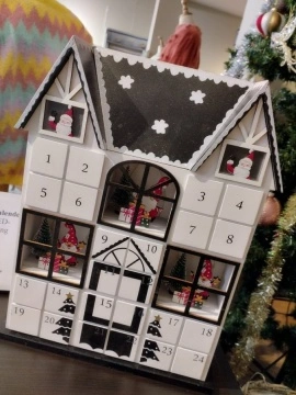 Casuta Calendar Advent din lemn cu lumini 37 cm - Img 2