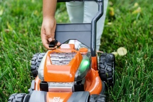 Masina de tuns iarba jucarie cu sunet si lumini, Husqvarna, cod 546272601