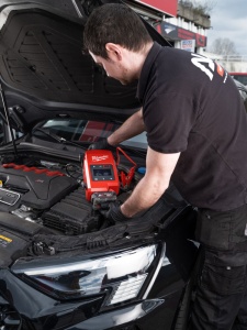 Redresor auto M18 JS2000-0, curent de varf 2000 A, compatibil motoare benzina 8.1 l si diesel 3.0 l, Milwaukee, cod 4933498026 - Img 24