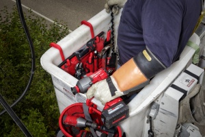 Suport compact scule pentru lucratori linii electrice aeriene, vinil rezistent, Milwaukee, cod 4932498652 - Img 3