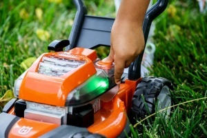 Masina de tuns iarba jucarie cu sunet si lumini, Husqvarna, cod 546272601