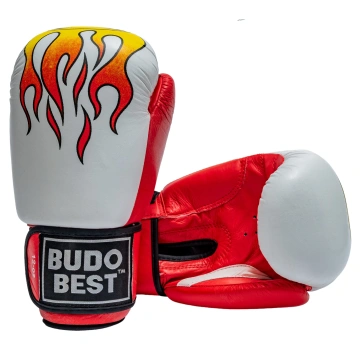 Mănuși de box Budo Best model Flăcări, realizate din piele de vacă de cea mai bună calitate, design alb-roșu cu grafică de foc și prindere velcro.