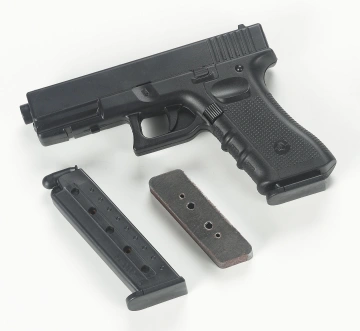 Pistol cauciuc cu incarcator ce se poate scoate M-002A