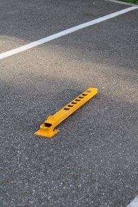žuta položena parking barijera