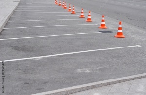 niz saobraćajnih čunjeva na parkingu