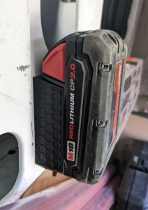 Suport Acumulator Milwaukee M18 18V – Suport Baterie pentru Perete, Atelier și Banc de Lucru Alte variante: