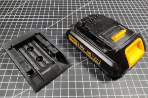 Suport Acumulator DeWalt 18V/20V – Suport Baterie pentru Perete, Atelier și Banc de Lucru