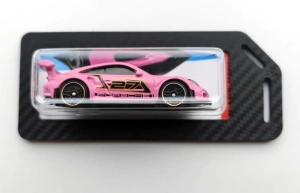 Suport Display Hot Wheels 1:64 pentru Blister – Breloc Mașinuță Diecast pentru Ghiozdan și Colecție