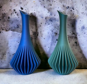 Vază „Nerina” 3D – Design Floral cu Striații Sculpturale
