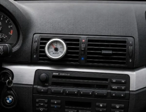 Suport Ceas Boost 52 mm BMW E46 – Montaj în Grila Centrală de Ventilație