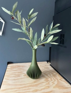 Vază „Nerina” 3D – Design Floral cu Striații Sculpturale - Img 2