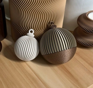 Glob de Crăciun 3D Armonia – Ornament Modern cu Design Striat, Aspect Premium și Eleganță Minimalistă pentru Brad - Img 3