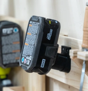 Suport Acumulator Ryobi ONE+ 18V – Suport Baterie pentru Perete, Atelier și Banc de Lucru